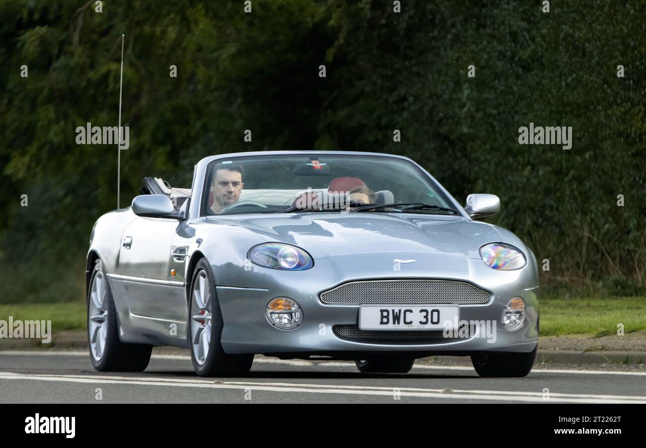 Bicester, Oxon., UK - 8. Oktober 2023: 2002 Aston Martin DB7 Vantage Volante Oldtimer auf einer englischen Landstraße. Stockfoto