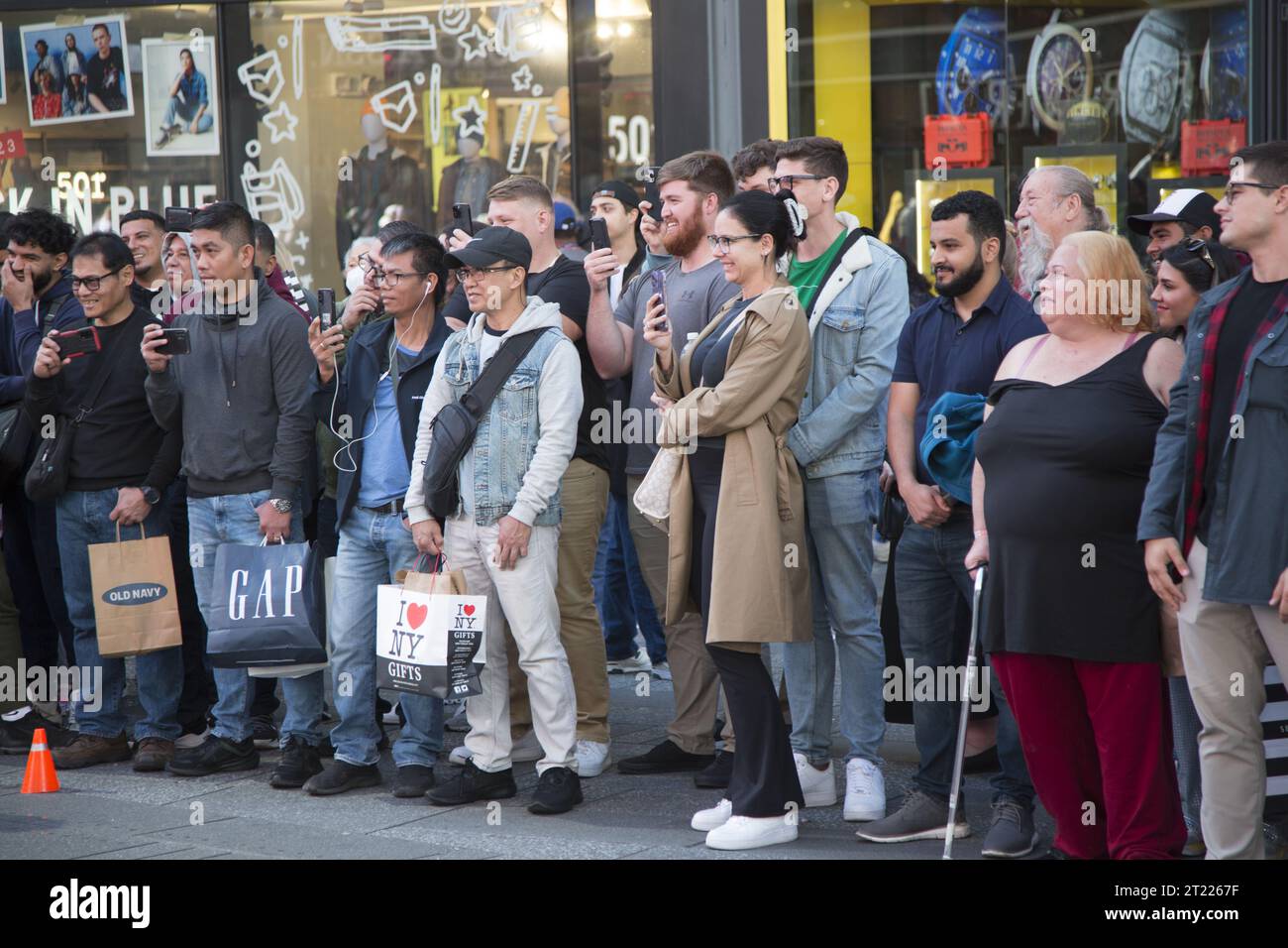 Straßenakrobaten und Entertainer ziehen regelmäßig große Menschenmassen in der Fußgängerzone Times Square am Broadway an. Stockfoto