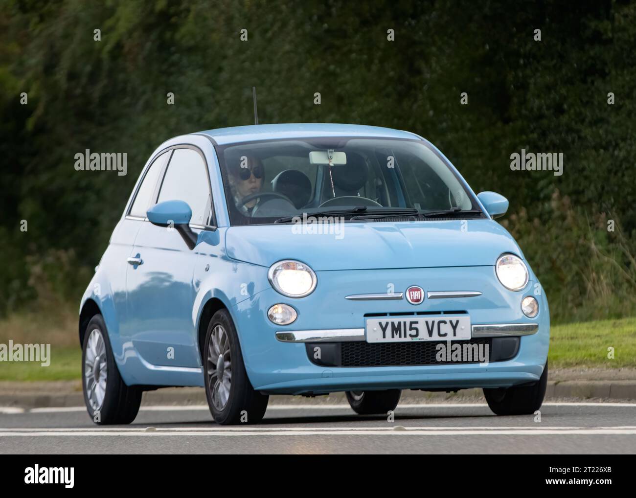 Bicester, Oxon., UK - 8. Oktober 2023: 2015 blauer Fiat 500 Oldtimer, der auf einer englischen Landstraße fährt. Stockfoto