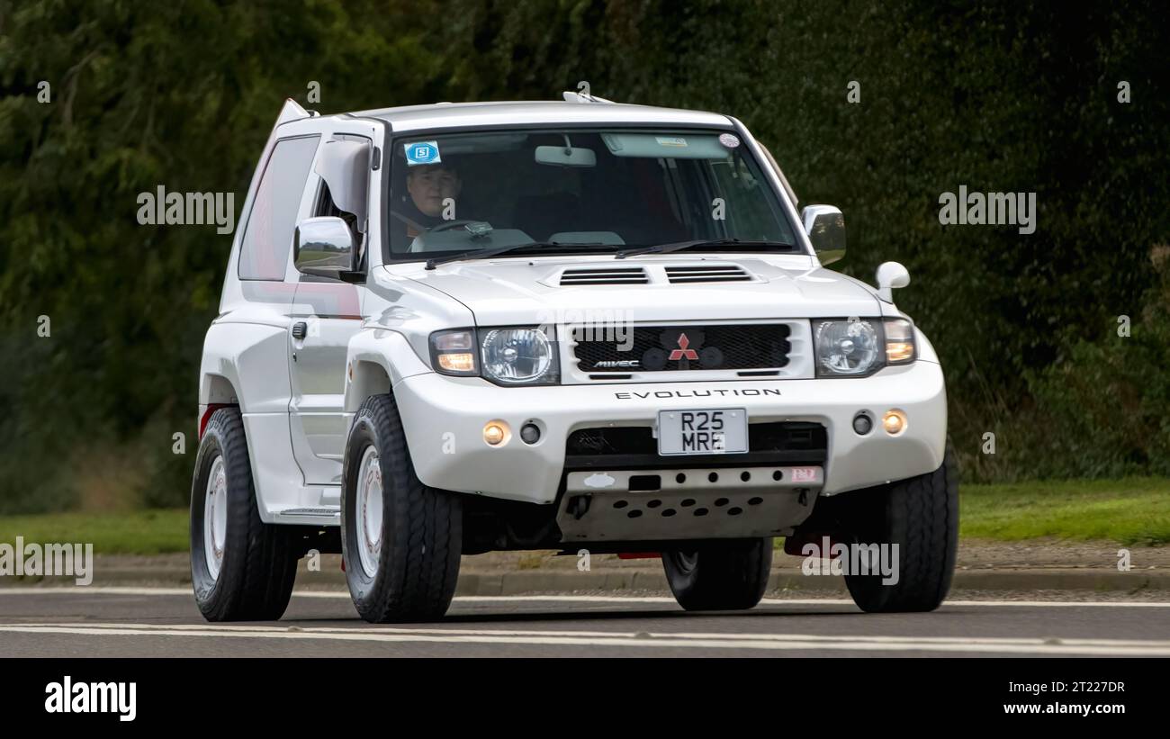Bicester, Oxon., UK - 8. Oktober 2023: 1998 weißer Mitsubishi Pajero Oldtimer, der auf einer englischen Landstraße fährt. Stockfoto