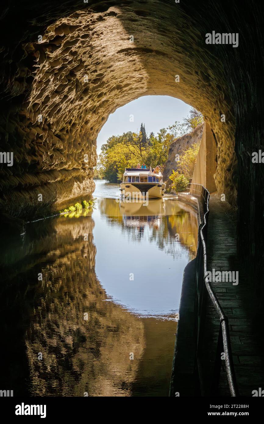 Durchfahrt des Malpas-Tunnels. Bootstouren auf dem Canal du Midi in der Nähe von Beziers. Okzitanien, Frankreich Stockfoto