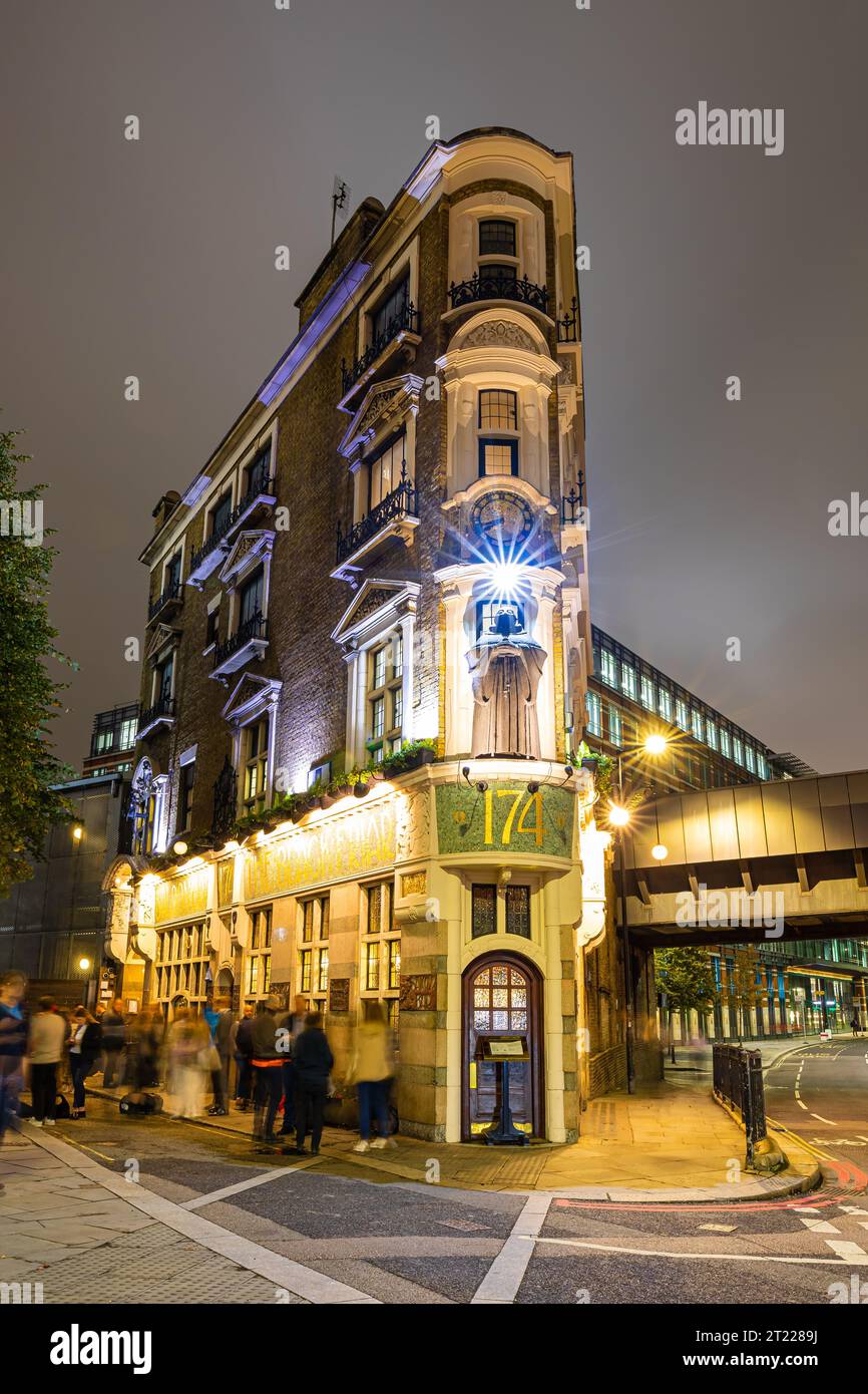 Blick in die Dämmerung auf das dünne Haus in der Gegend von Blackfrairs in London, England Stockfoto
