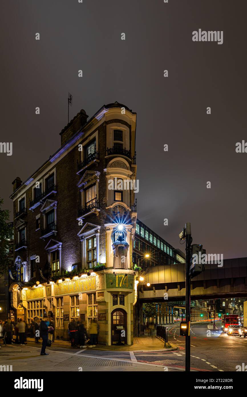 Blick in die Dämmerung auf das dünne Haus in der Gegend von Blackfrairs in London, England Stockfoto