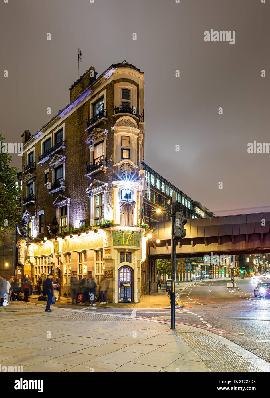 Blick in die Dämmerung auf das dünne Haus in der Gegend von Blackfrairs in London, England Stockfoto