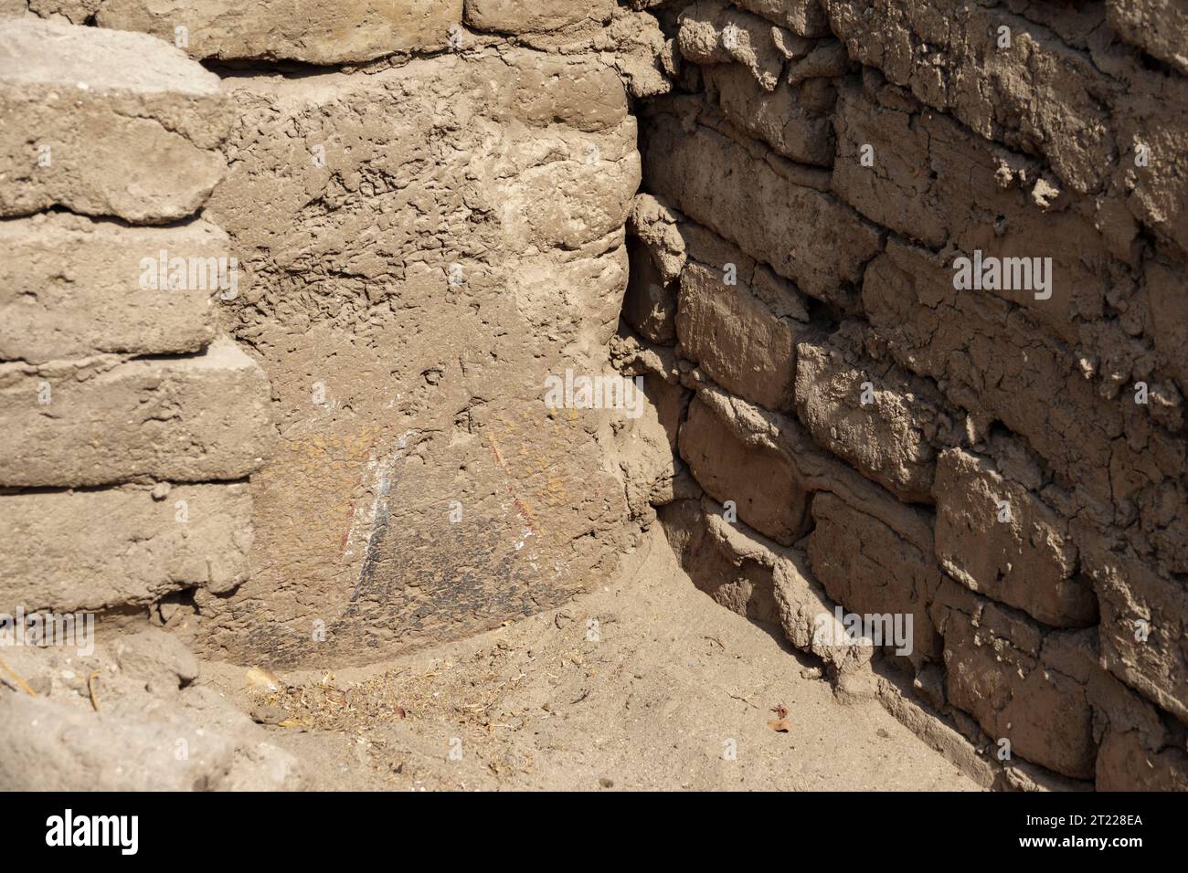 Original gemalte Wand im Palastkomplex von Amenhotep III in Malkata, südlich von Medinet Habu, Westbank, Luxor, Ägypten. Stockfoto