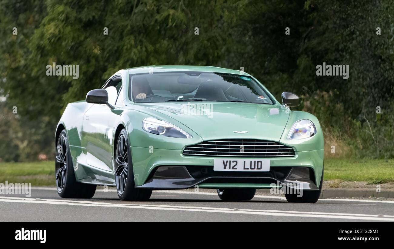 Bicester, Oxon., UK - 8. Oktober 2023: 2012 grüner Aston Martin Vanquish Oldtimer auf einer englischen Landstraße. Stockfoto