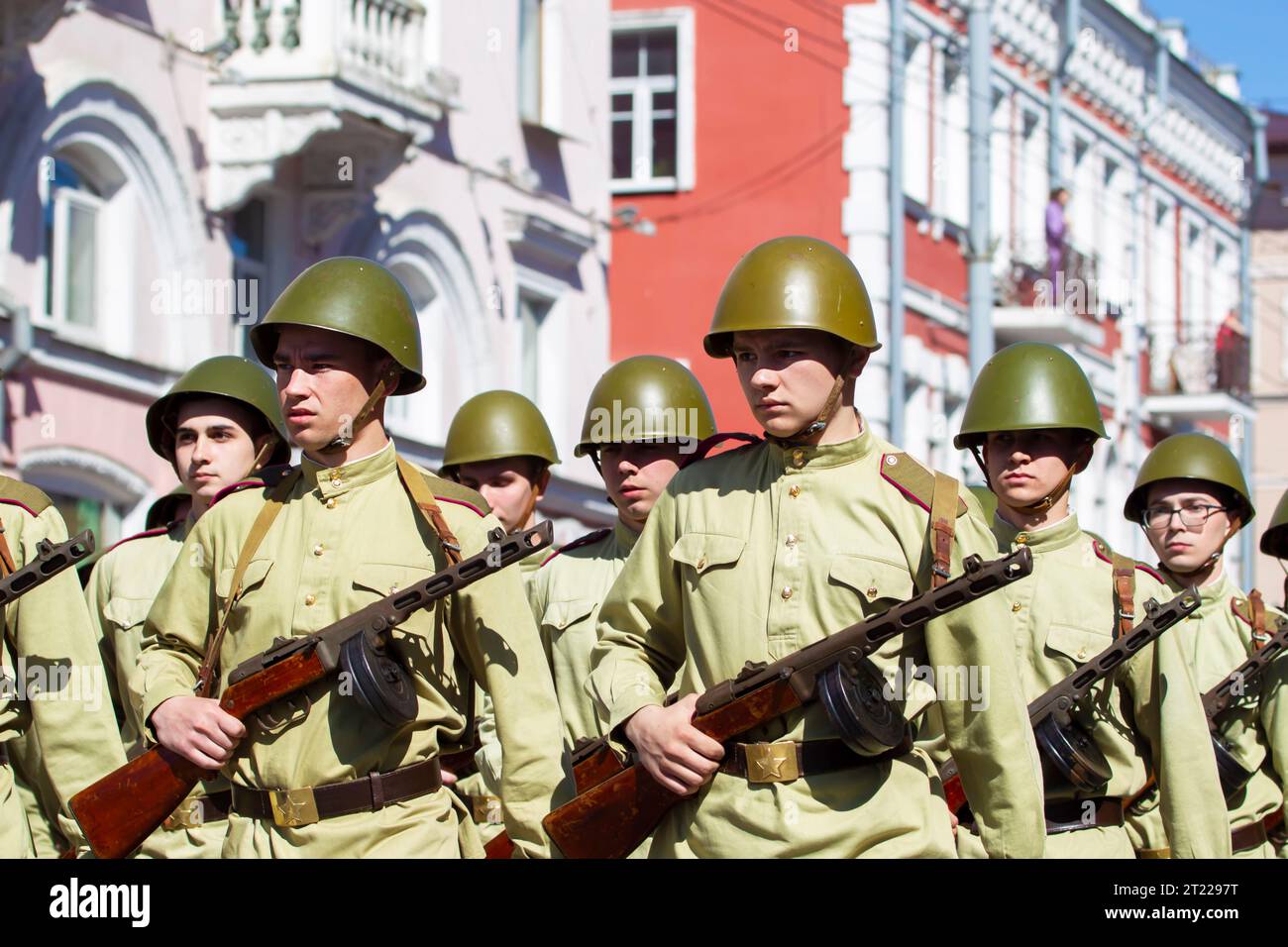 09. Mai 2022 Belarus, Region Gomel. Feiertag des Sieges. Baue Soldaten mit Waffen in Kleidung aus dem Zweiten Weltkrieg. Stockfoto