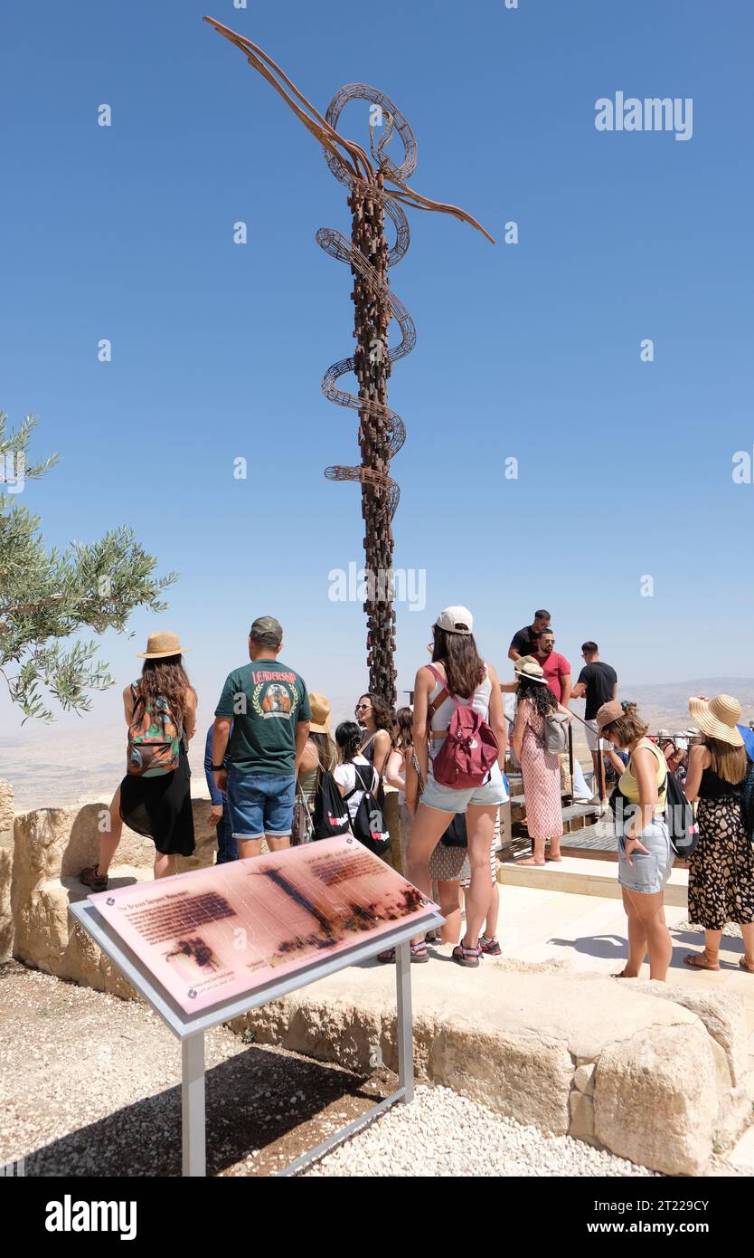 Mount Nebo Jordan – Besucher des Denkmals der Brazen Schlange des Künstlers Giovanni Fantoni auf dem Berg Nebo im August 2023 Stockfoto