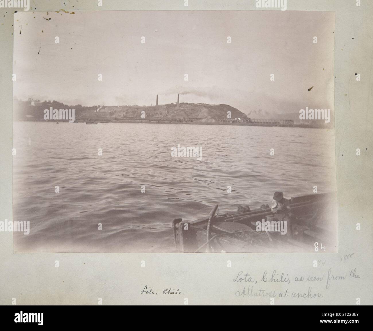 Eine historische Ansicht von Lota, Chile, vom Albatross vor Anker erfasst. Das Foto zeigt die Küstenlandschaft der Region während der Albatross Cruises, die die Westindischen Inseln, die Magellan-Straße und entlang der US-Westküste durchquerten. Stockfoto