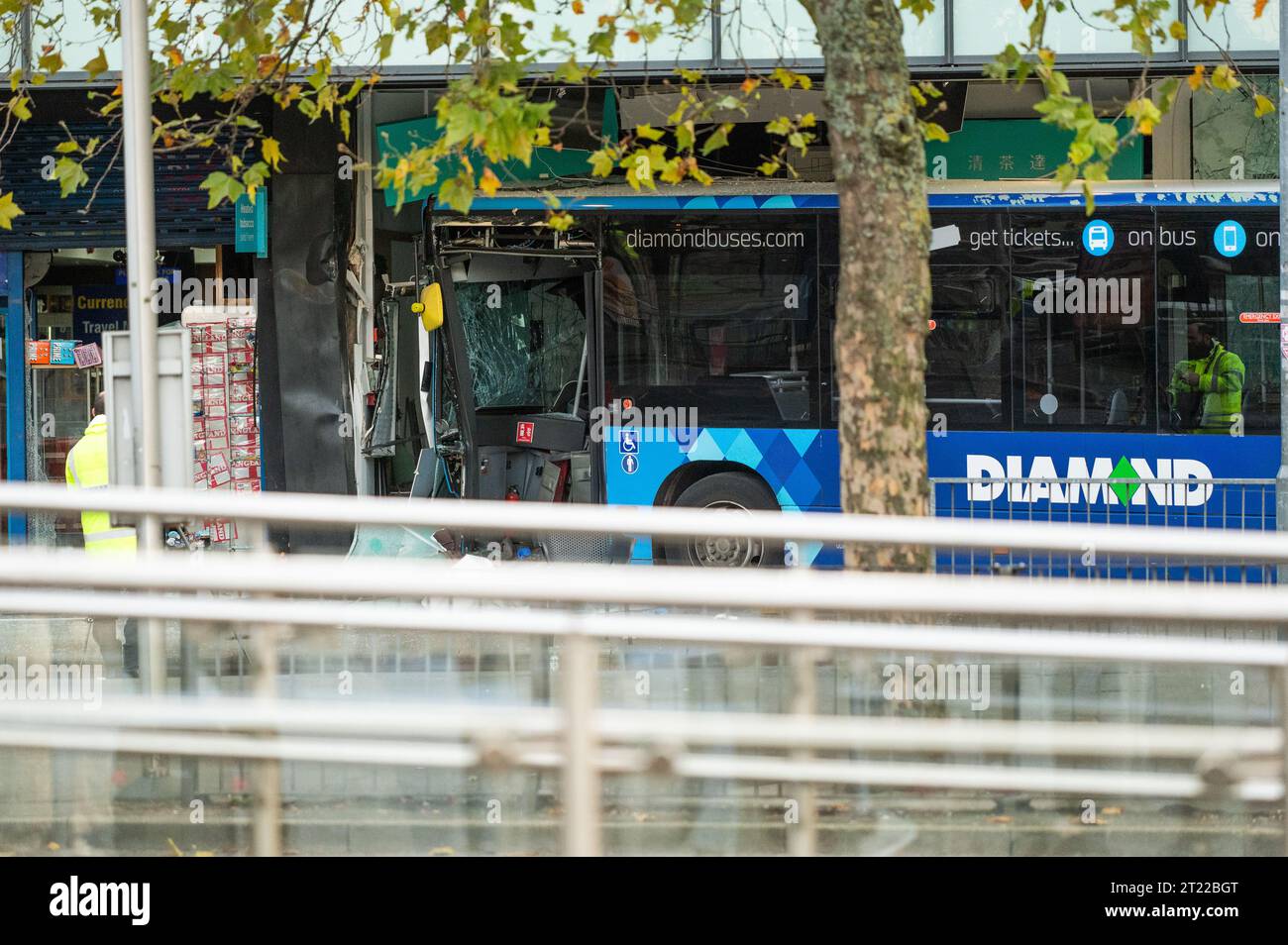 Manchester, Großbritannien. Oktober 2023. Ein Bus ist in ein T4 Bubble Tea Cafe in Piccadilly Gardens im Stadtzentrum von Manchester gestürzt. Es wurde eine Reihe von Verletzungen gemeldet. Quelle: Thomas Jackson/Alamy Live News Stockfoto