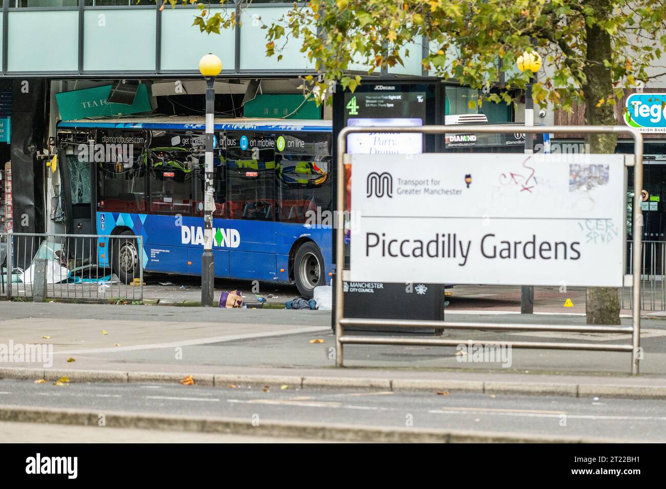 Manchester, Großbritannien. Oktober 2023. Ein Bus ist in ein T4 Bubble Tea Cafe in Piccadilly Gardens im Stadtzentrum von Manchester gestürzt. Es wurde eine Reihe von Verletzungen gemeldet. Quelle: Thomas Jackson/Alamy Live News Stockfoto