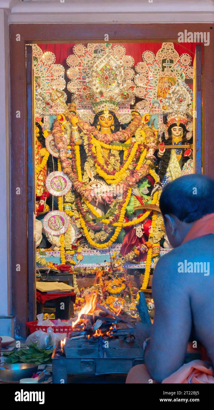 Howrah, Westbengalen, Indien - 2. Oktober 2022: Hindu Purohit, der Yajna in Brand setzt, um Göttin Durga für Ashtami Puja aarati zu verehren. Die Heilige Durga Puja Stockfoto