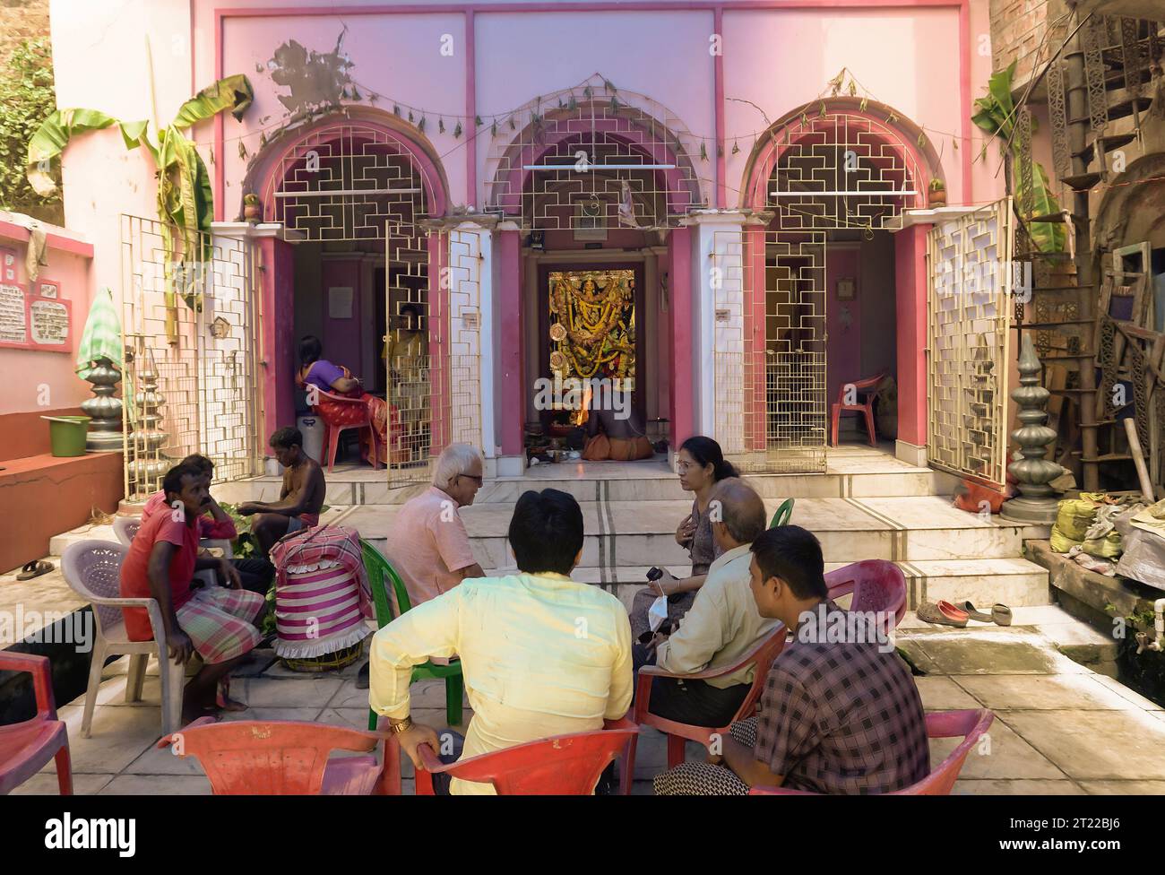 Howrah, West Bengal, Indien, 2. Oktober 2022: Gläubige mit dem berühmten Durga Puja adda in Puja Pandal, Bengalische Kultur des Zusammenseins. Stockfoto