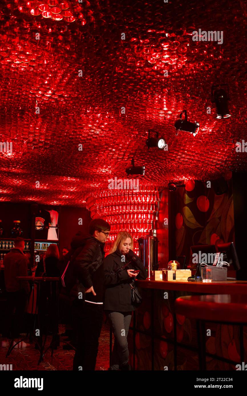 Die wunderschöne, helle rote Einrichtung der Bar Piana Vyshnia in Riga, Lettland, bietet nur ihren berühmten Kirschlikör, warm oder kalt Stockfoto