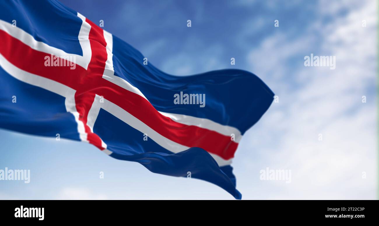Nahaufnahme der isländischen Nationalflagge, die an einem klaren Tag winkt. Blau mit einem weißen Kreuz und ein rotes Kreuz innerhalb des weißen Kreuzes. 3D-Darstellung. Flutt Stockfoto