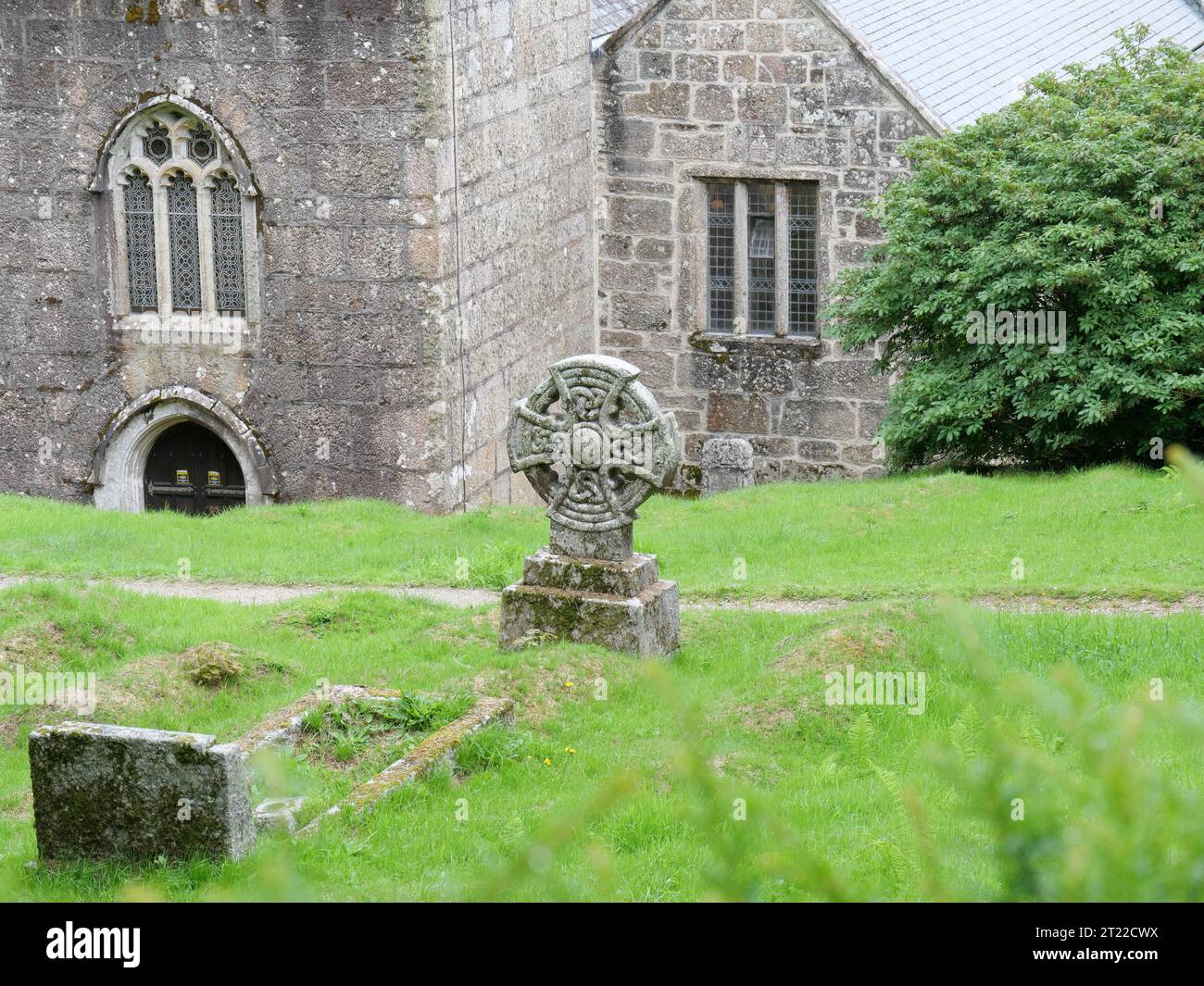 Ein keltischer Grabstein als Kreuz auf dem Friedhof des Landhauses Lanhydrock in Cornwall England Stockfoto