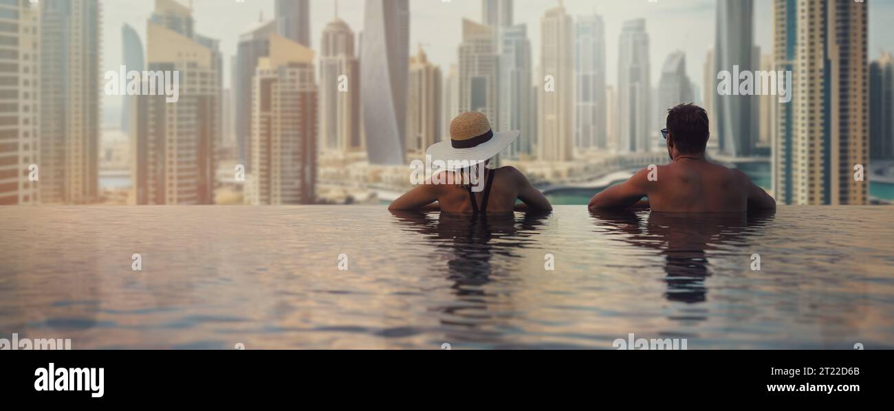 Paare genießen den Panoramablick auf den Jachthafen von Dubai vom Infinity-Pool. Reise in die Vereinigten Arabischen Emirate. Kopierbereich für Banner Stockfoto