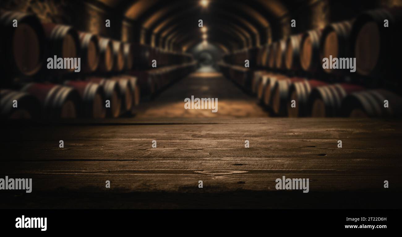 Leere dunkle Holzplatte für Produktpräsentation auf verschwommenem Weingut Weinfässer Keller Hintergrund Stockfoto