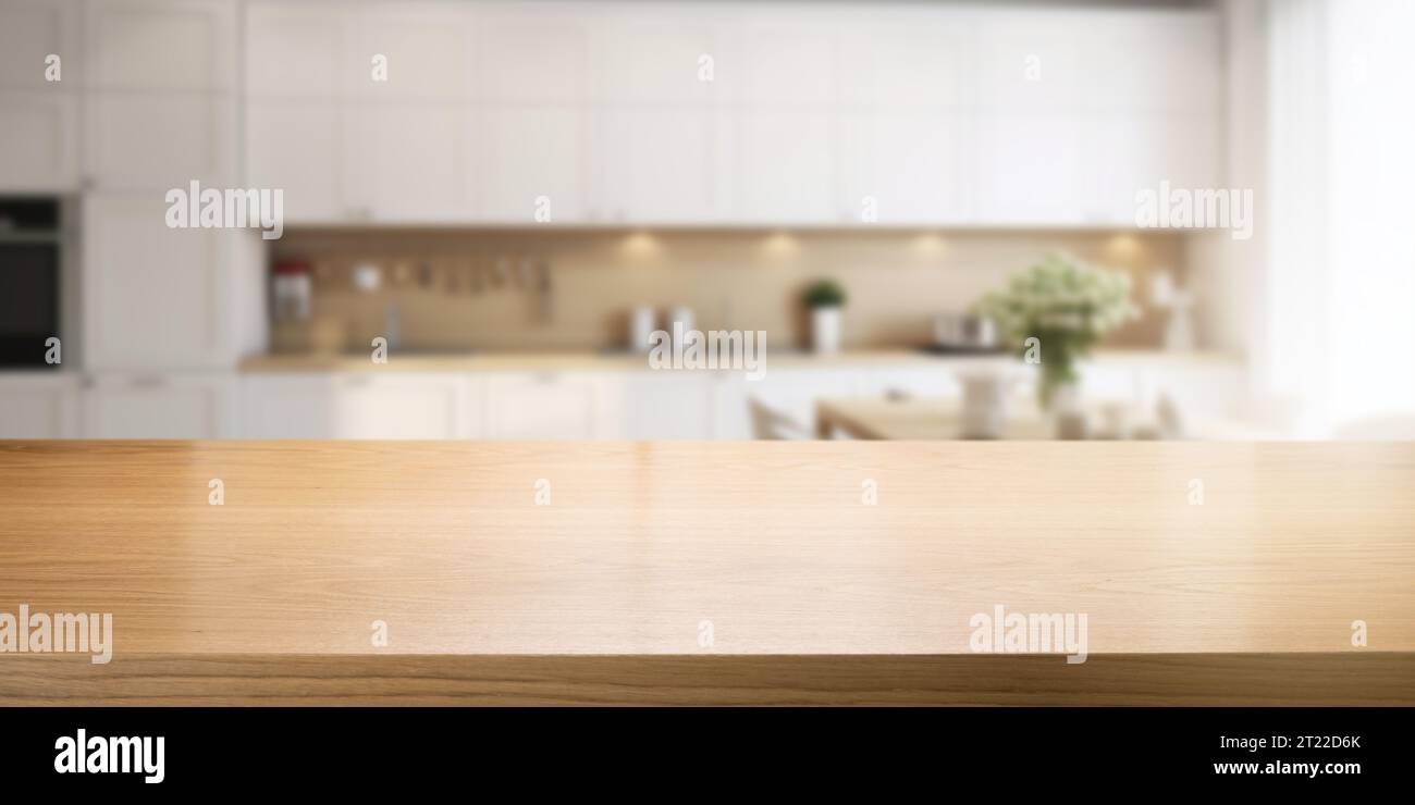 Leere braune Holztischplatte für Produktpräsentation auf verschwommenem weißem Hintergrund für moderne Wohnküche. Banner mit Kopierbereich Stockfoto