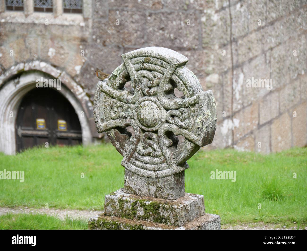 Keltischer Grabstein vor der Kirche im Landhaus Lanhydrock in Cornwall England Stockfoto