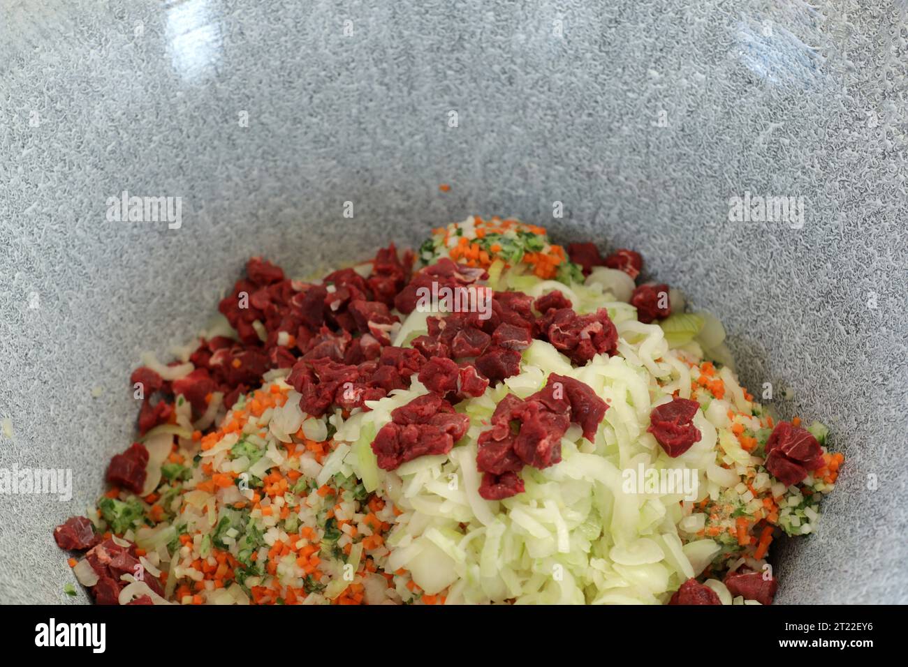 Fleisch und Gemüse in einem Gulasch-Kessel Stockfoto