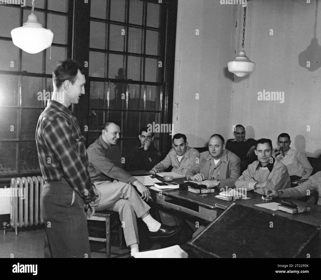 Mr. J. E. Miner, stellvertretender Bezirksagent, Raubtierkontrolle für den U.S. Fish and Wildlife Service, war einer der 17 Kursleiter. 26 Soldaten waren anwesend und wurden in Ladd AFB untergebracht. Geschickt von Captain Yearout. Themen: Ausbildung; Verwaltung natürlicher Ressourcen; Dienstleistungstätigkeit; Personal; ARLIS; Alaska. . 1998 - 2011. Stockfoto