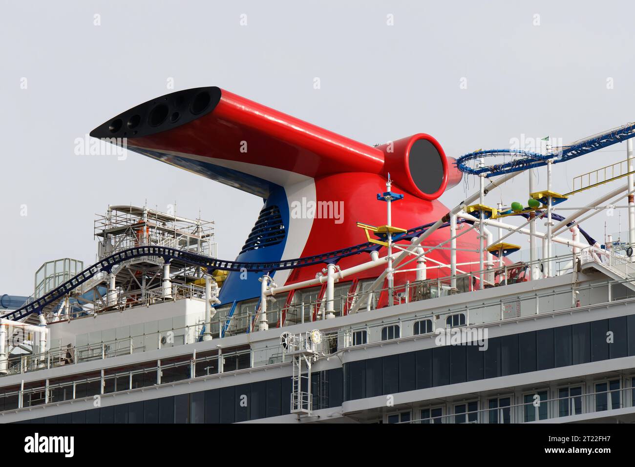 Das neue Kreuzfahrtschiff Karneval Jubilee liegt am 7. Oktober 2023 vor der Meyer Werft in Papenburg. Stockfoto