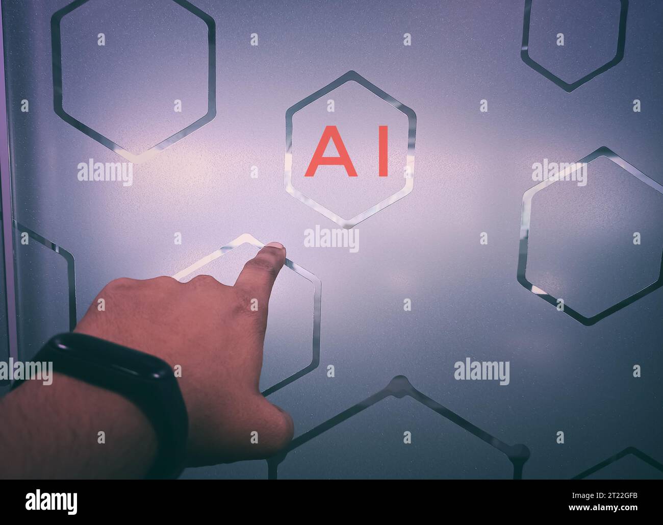 Ein kreatives Foto einer menschlichen Hand, die sich einem Block der künstlichen Intelligenz nähert. Futuristische Technologieentwicklung Stockfoto