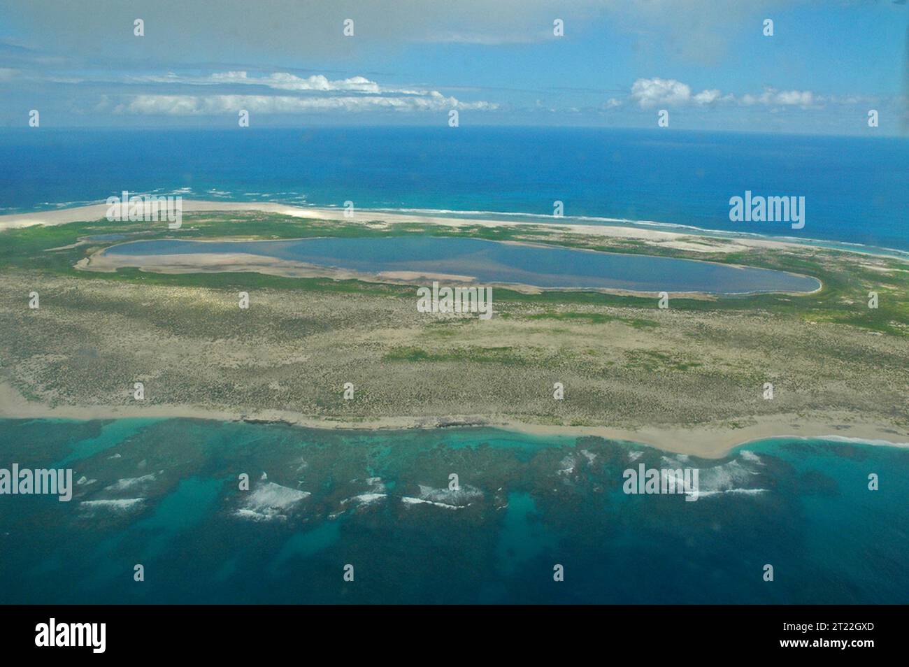 Der Sanddünenring von Laysan umgibt einen 100 Hektar großen hypersalinen See im Inneren, ein Merkmal, das auf dem hawaiianischen Archipel einzigartig ist und im gesamten Pazifik selten ist. Themen: Luftfotografie; Inseln; Wildschutzgebiete; tropische Umgebungen; Meeresumwelt. Lage: Hawaii. Fish and Wildlife Service Site: HAWAIIAN ISLANDS NATIONAL WILDLIFE REFUGE. Stockfoto