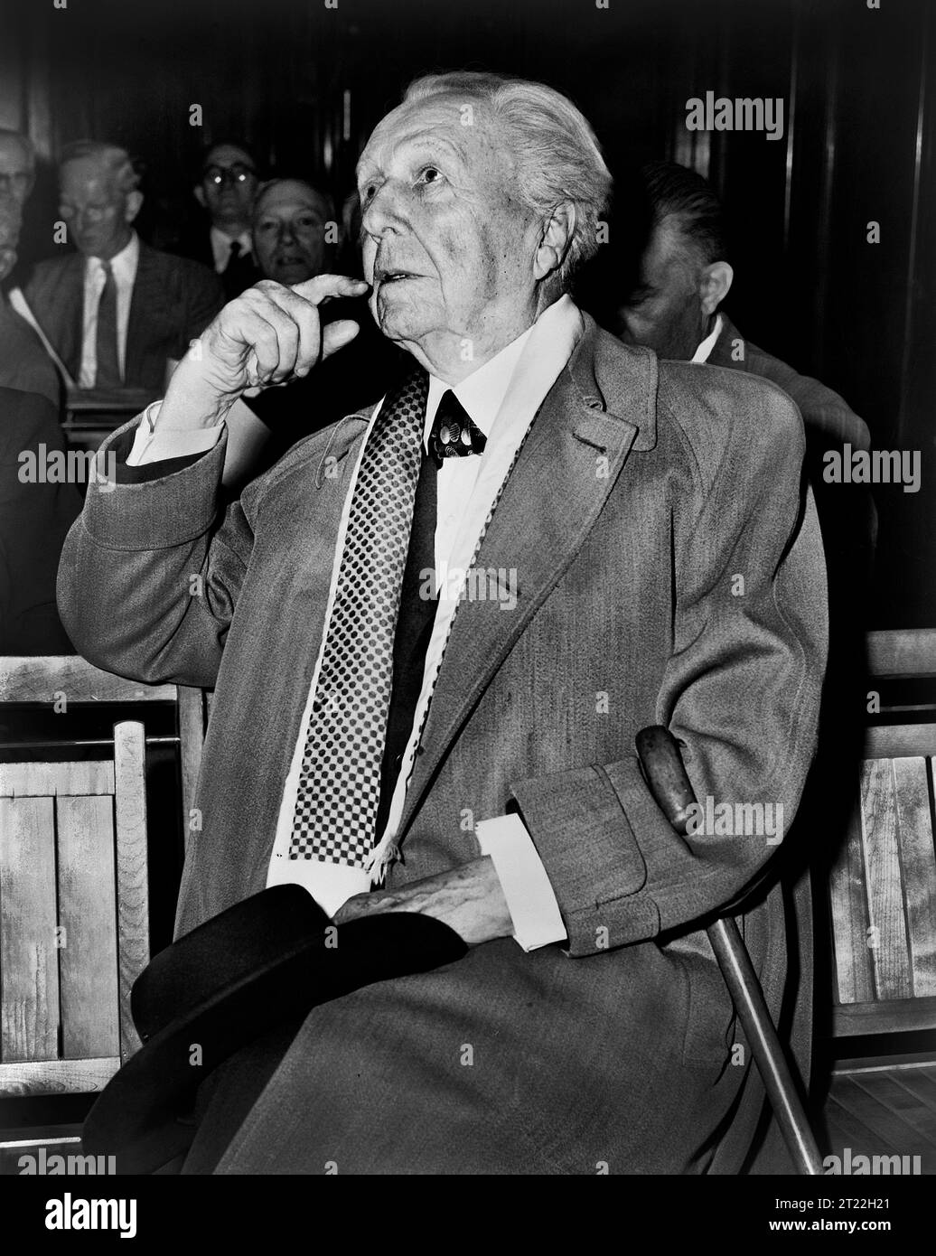 Frank Lloyd Wright (1867–1959), US-amerikanischer Architekt, Designer, Schriftsteller und Pädagoge Porträt in Dreiviertellänge, Al Ravenna, New York World-Telegram und The Sun Newspaper Photograph Collection, 1956 Stockfoto