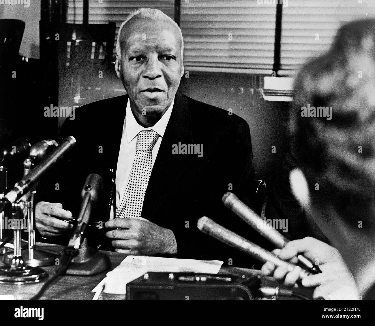 A. Philip Randolph (1889–1979), US-amerikanischer Gewerkschafter und Bürgerrechtler, halblanges Porträt am Mikrofon während der Pressekonferenz, Ed Ford, New York World-Telegram and the Sun Newspaper Photograph Collection, 1964 Stockfoto