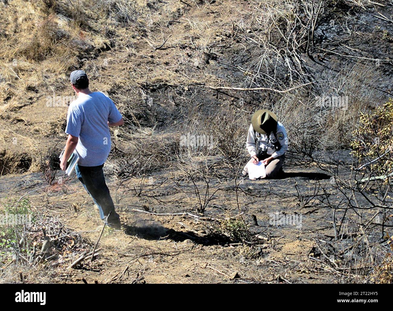 James Roberts, FWS Fire Management, und John Martin, FWS Refuge Biologe bewerten Brandschäden für die Umwelt und bedrohte und gefährdete Arten im San Diego National Wildlife Refuge. Themen: Brandbekämpfung; Auswirkungen auf Wildtiere; Wildschutzhütten; Wiederherstellung von Wildtieren; Wissenschaftliches Personal (USFWS); Biologen (USFWS). Lage: Kalifornien. Fish and Wildlife Service Site: SAN DIEGO NATIONAL WILDLIFE REFUGE COMPLEX. Stockfoto