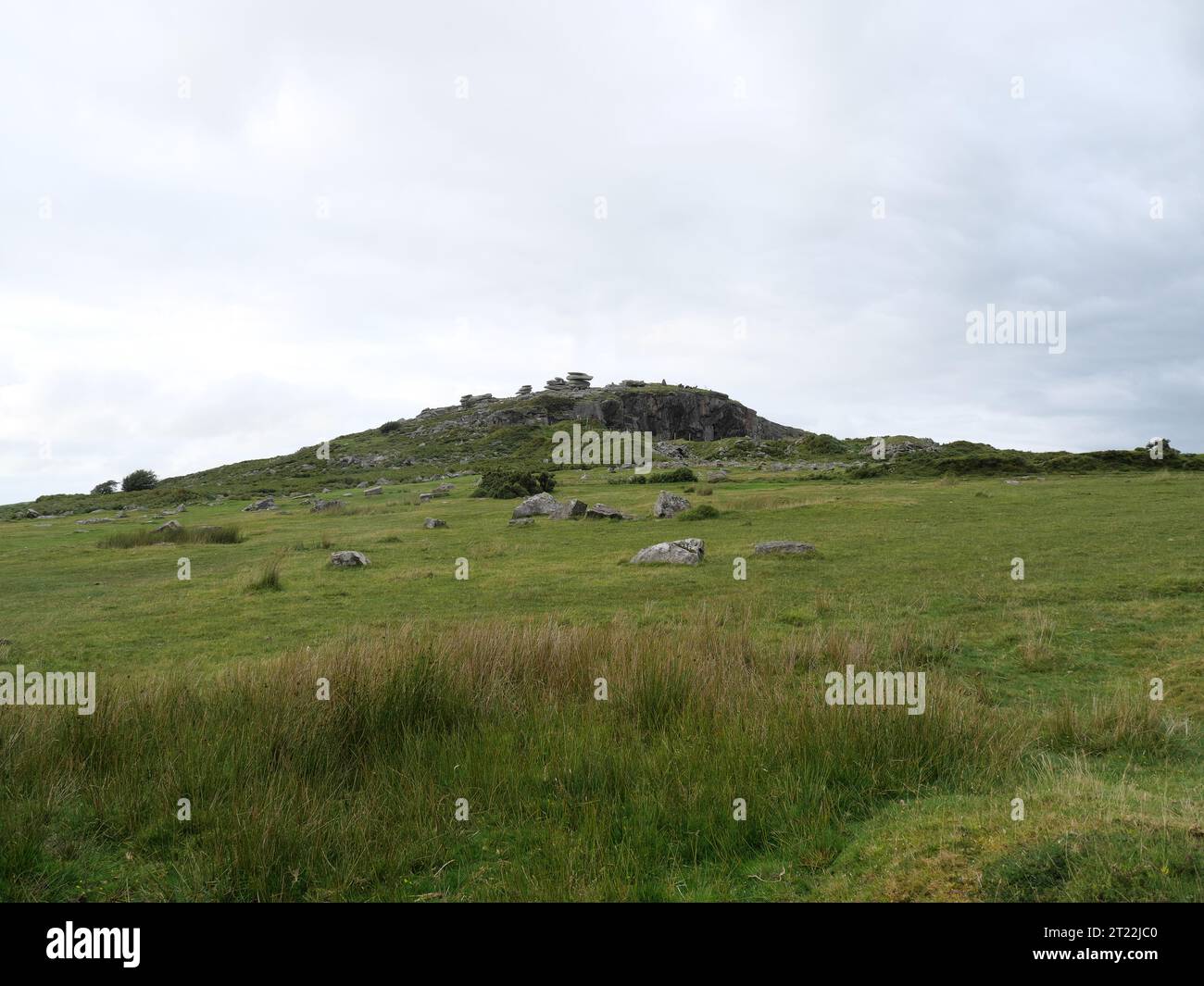 Blick auf Cheese Press Cheese, die eine Felsformation aus gestapelten Steinen auf Bodmin Moor England wringen Stockfoto