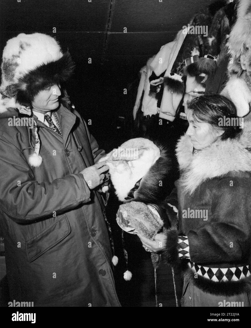 1949 besuchte der indische Kommissar John Nichols Nome, Alaska, und interagierte mit dem Eskimo Skin Sewer's Coop, wo Emma Willoya arbeitete. Dieser Moment wurde im Pribilof-Bericht dokumentiert. Stockfoto