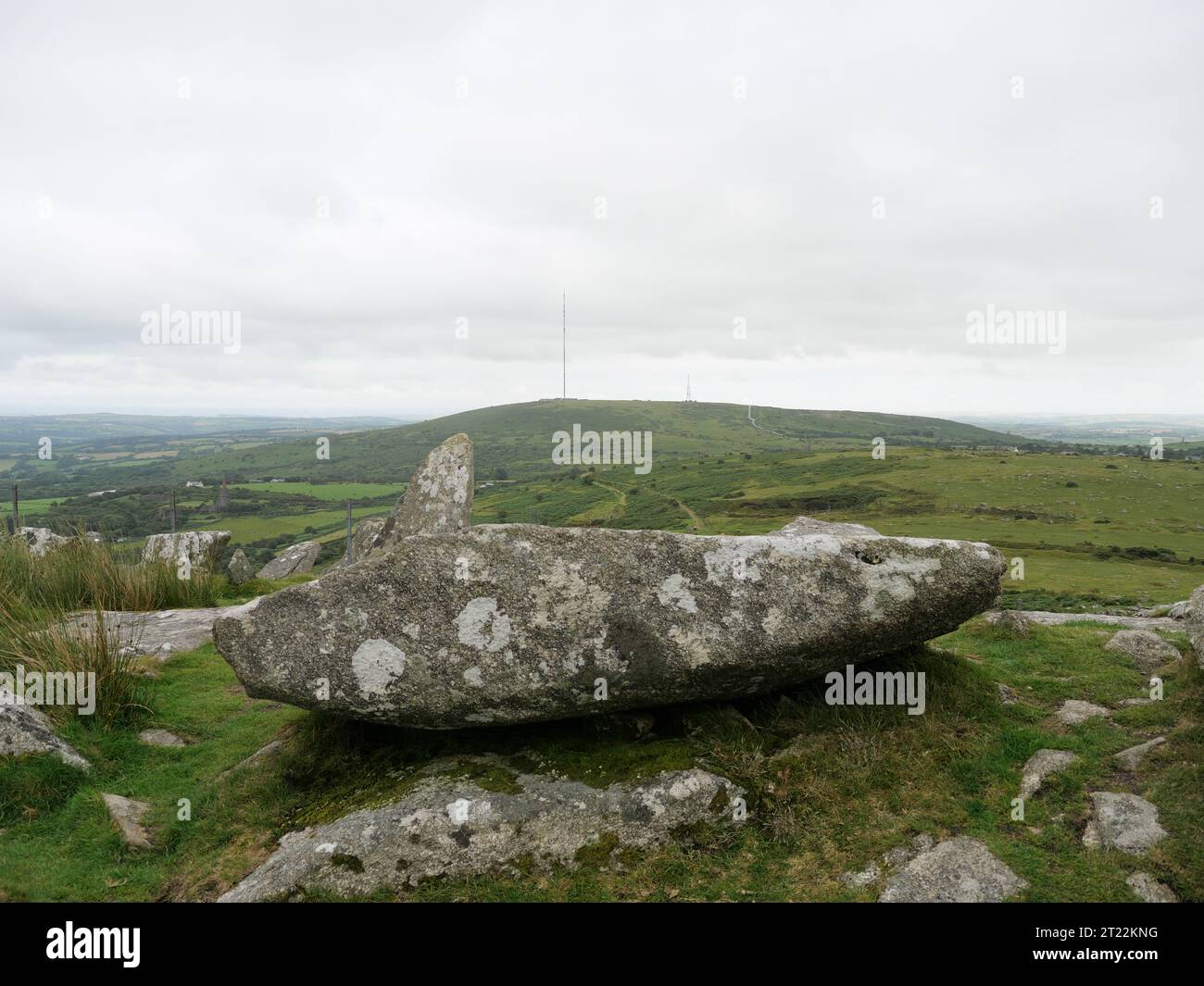 Blick auf einen runden Felsen am Cheese Wring und die weite Landschaft von Bodmin Moor England Stockfoto