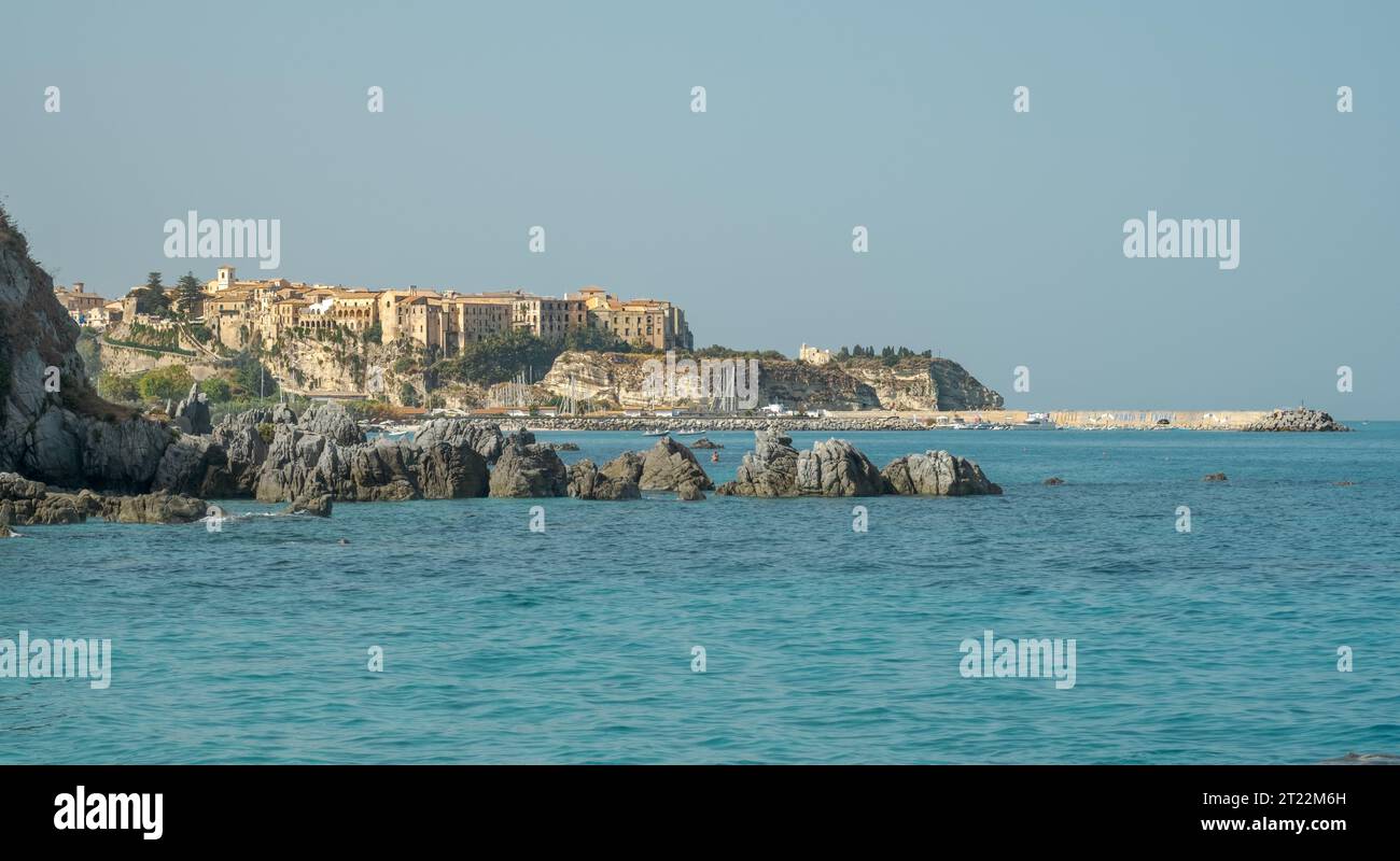 Die Stadt und der Yachthafen von Tropea vom Strand Parghelia aus gesehen. Provinz Vibo Valentia, Kampanien, Italien Stockfoto
