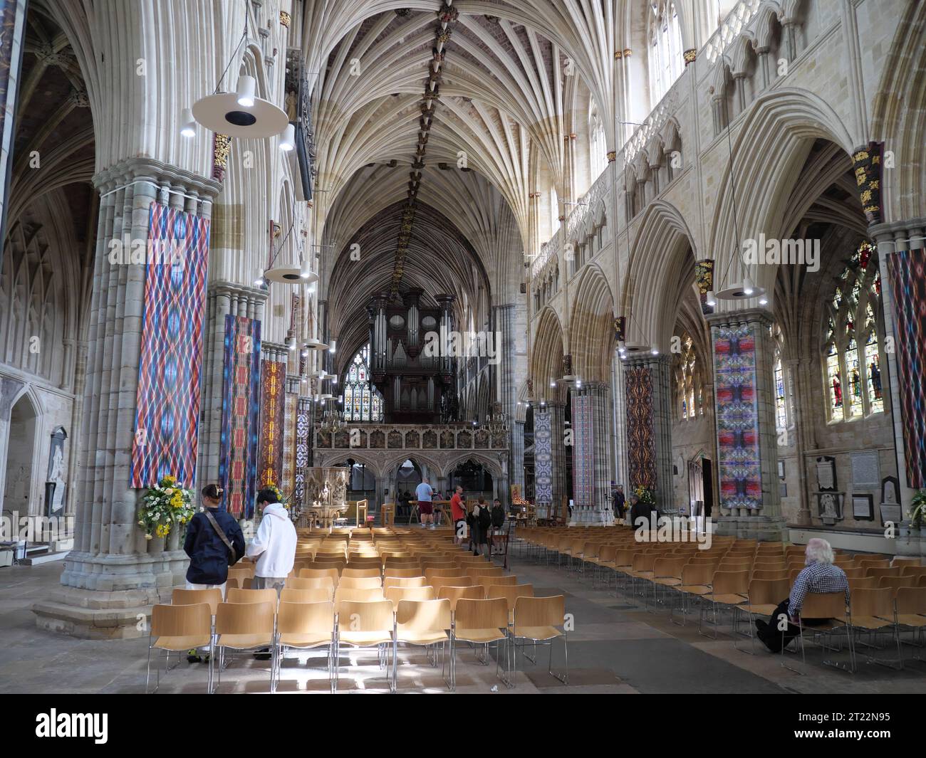 Das Schiff oder Längsschiff mit Gewölbe und Säulen in der gotischen Kathedrale von Winchester in Hampshire Stockfoto