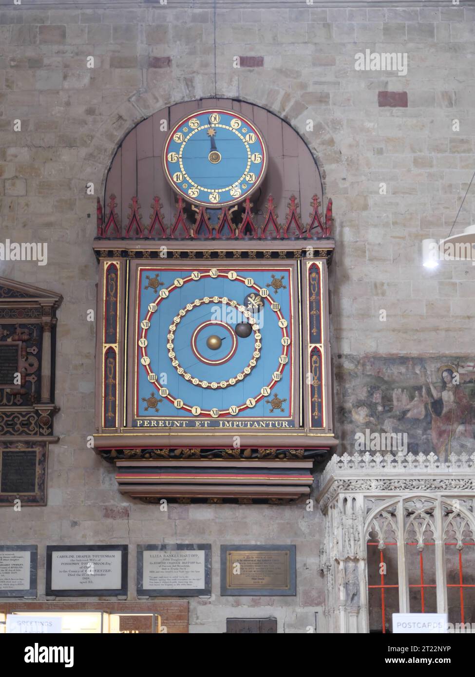 Historische himmlische Uhr für Sonne und Mond in der Winchester Cathedral in Hampshire Stockfoto