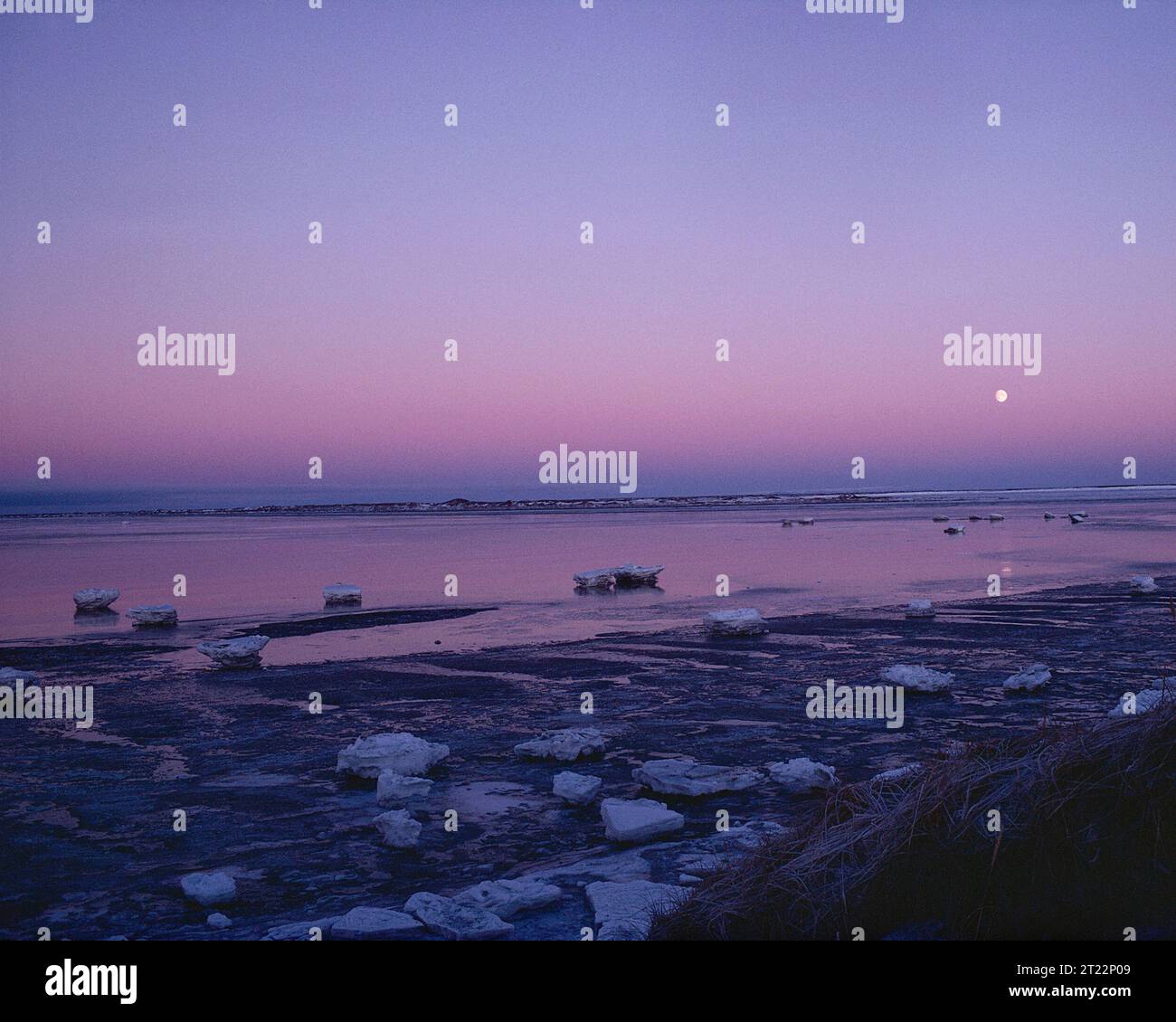 Das Yukon Delta National Wildlife Refuge in Bethel, Alaska, ist ein riesiges, 26 Millionen Hektar großes Naturschutzgebiet. Bekannt für seine abgelegene Wildnis und die vielfältigen Ökosysteme, beherbergt es eine große Vielfalt an Wildtieren. Es gibt keine Straßen, die zum Schutzgebiet führen, was den Zugang einschränkt. Zu den Themen gehören Schnee- und Wildschutzgebiete. Stockfoto