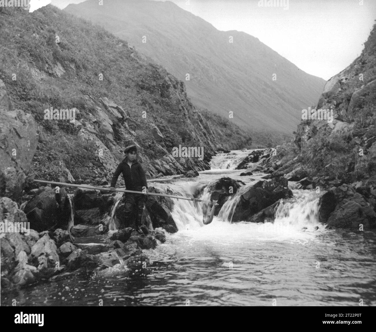 Mike Houdikoffs Sohn, der Sockeye Lachs am Bach über dem Dorf auf Attu Island fischt. Beschreibender Hinweis: 14109. Themen: Naturschutzgebiete; Lebensunterhalt; Fischerei; Indianer; kulturelle Ressourcen; Umwelt (natürlich); Flüsse und Bäche; Geschichte; indigene Bevölkerungsgruppen. Lage: Alaska. Fish and Wildlife Service Site: ALASKA MARITIME NATIONAL WILDLIFE REFUGE. Stockfoto