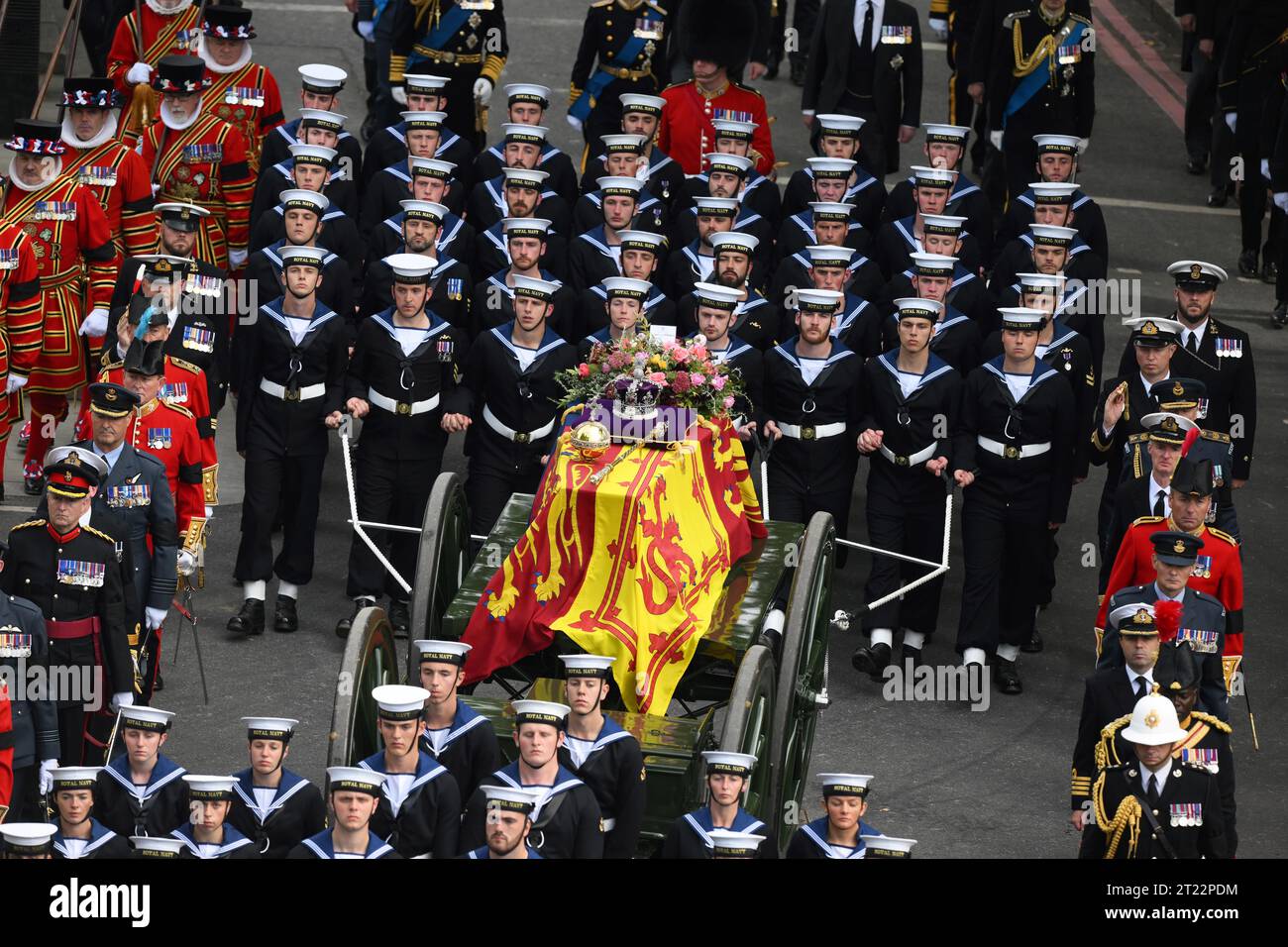 Dateifoto 19/09/22 von Mitgliedern der Royal Navy leiten die State Gun Carriage mit dem Sarg von Königin Elisabeth II. Während der zeremonielle Prozession ihrer Staatsbeerdigung. Der König und die Königin werden einen Empfang im Buckingham Palace veranstalten, um allen zu danken, die an der Planung und Durchführung der Beerdigung der verstorbenen Königin und der Krönung beteiligt waren. Ausgabedatum: Montag, 16. Oktober 2023. Stockfoto