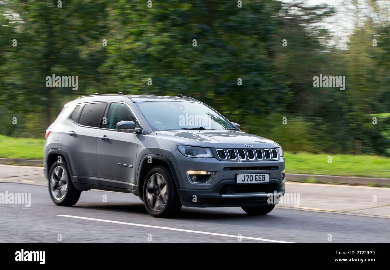 Milton Keynes, Großbritannien - 16. Oktober 2023: 2019 grauer Jeep-Kompass auf einer englischen Straße. Stockfoto