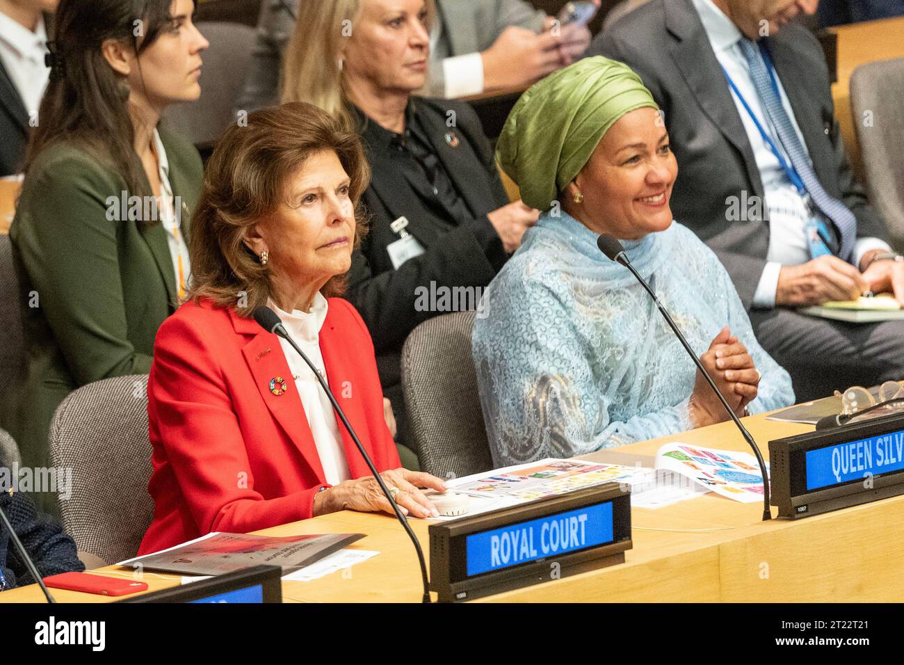 New York, USA. Oktober 2023. Königin Sylvia von Schweden und Amina Mohammed nehmen am 16. Oktober 2023 am UN-Hauptquartier in New York an der Veranstaltung „Platzierung des Kinderschutzes im Zentrum von nachhaltigem Reisen und Tourismus“ Teil. (Foto: Lev Radin/SIPA USA) Credit: SIPA USA/Alamy Live News Stockfoto