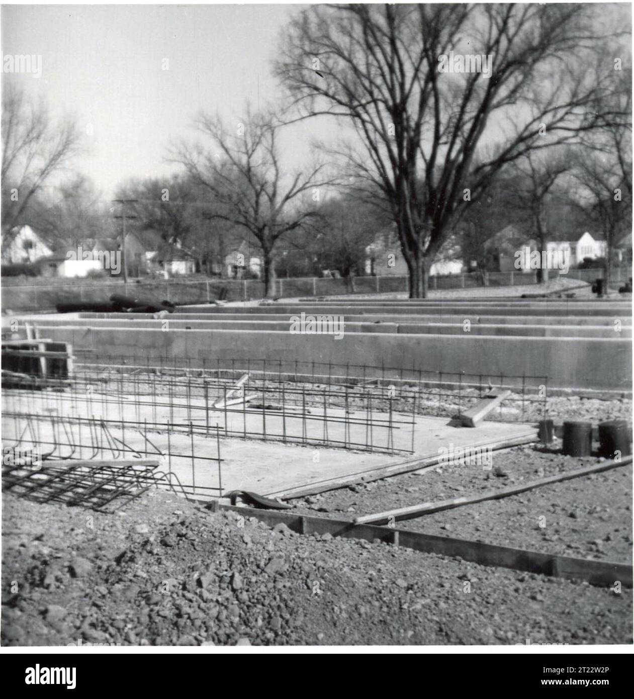 Foto aus dem Archiv des Department of the Interior, das den Bau einer Laufbahn zeigt, die für Fischzucht und Wasserflusskontrolle in einer Brüterei in der Central Plains Region, Missouri, genutzt wird. Stockfoto