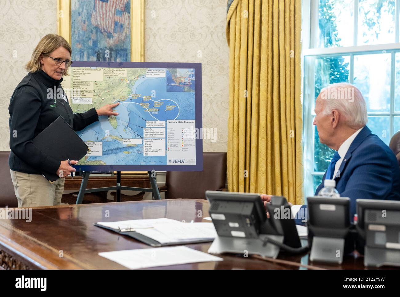 Präsident Joe Biden erhält ein Briefing von FEMA-Administratorin Deanne Criswell über Hurrikan Idalia am Mittwoch, den 30. August 2023, im Oval Office des Weißen Hauses. Stockfoto