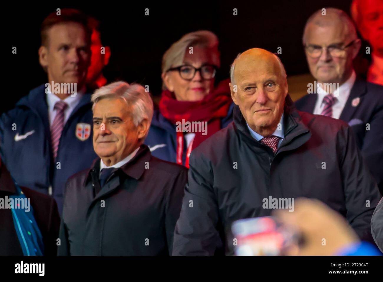 Oslo, Norwegen, 15. Oktober 2023. Der norwegische König Harald (rechts) war beim Qualifikationsspiel zur EM 2024 zwischen Norwegen und Spanien im Ullevål-Stadion in Oslo dabei. Quelle: Frode Arnesen/Alamy Live News Stockfoto