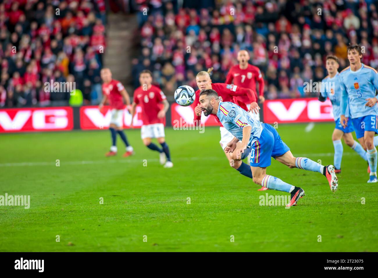 Oslo, Norwegen, 15. Oktober 2023. Der Spanier Dani Carvajal führt den Ball vor dem Norweger Erling Braut Haaland im Qualifikationsspiel der EM 2024 zwischen Norwegen und Spanien im Ullevål-Stadion in Oslo an. Quelle: Frode Arnesen/Alamy Live News Stockfoto