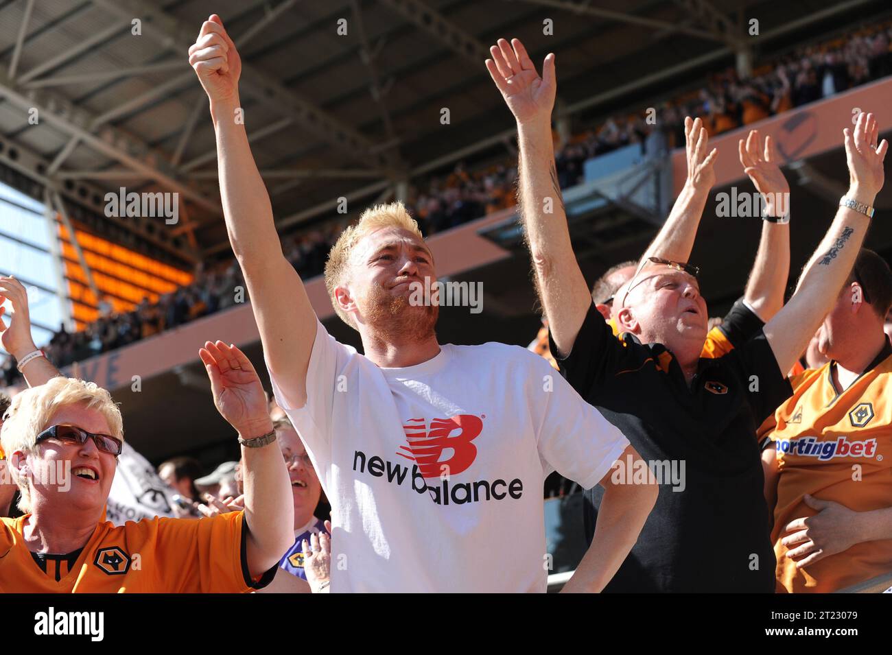 Wolves Fans feiern die Promotion Sky Bet Football League One – Wolverhampton Wanderers gegen Rotherham United 18/04/2014 Stockfoto