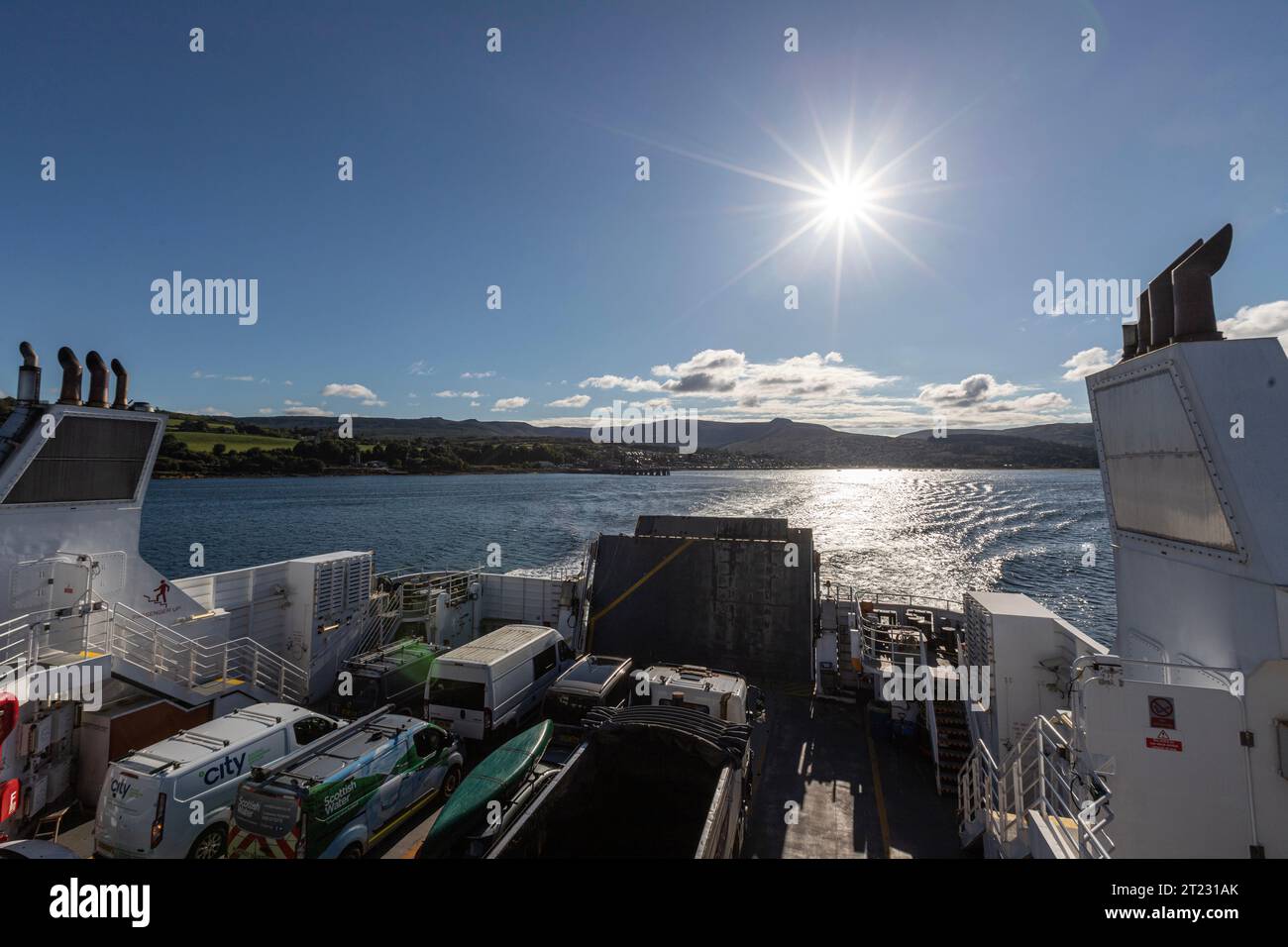 Autos in MV Alfred, Pentland Ferries, von Brodick nach Ardrossan, Isle of Arran, Firth of Clyde, Schottland, Großbritannien Stockfoto