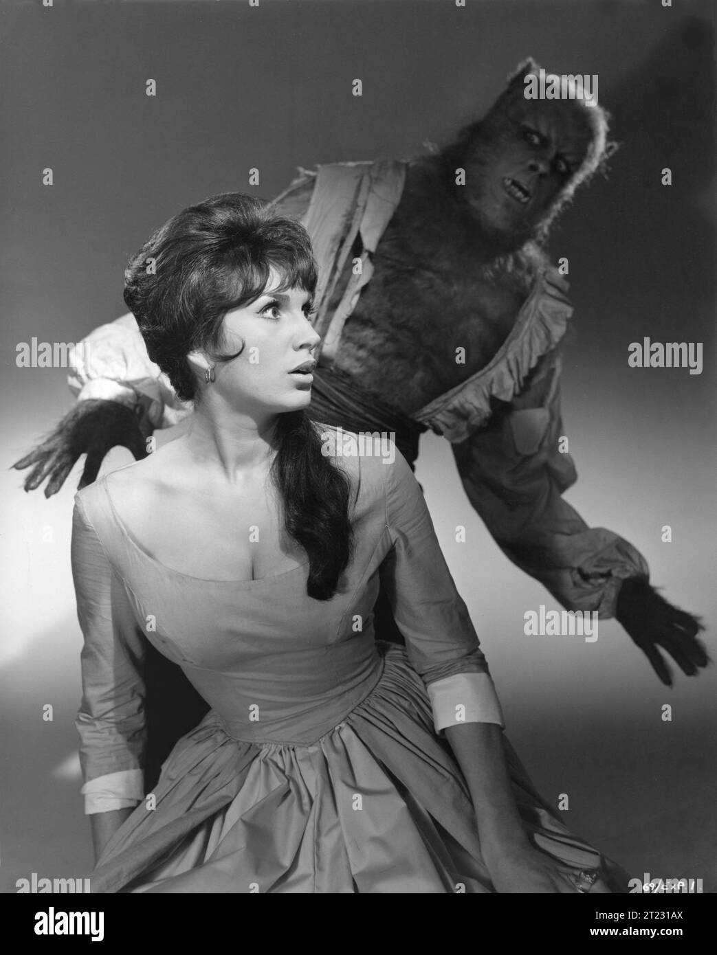 A Publicity Photo of YVONNE ROMAIN and OLIVER REED in THE CURSE OF THE WERWOLF 1961 Regisseur TERENCE FISHER Roman GUY ENDORE Drehbuch ANTHONY HINDS Kostümdesign DOROTHY ARBUTHNOT Make-up ROY ASHTON Music BENJAMIN FRANKEL A Hammer Film Production / Universal-International Stockfoto